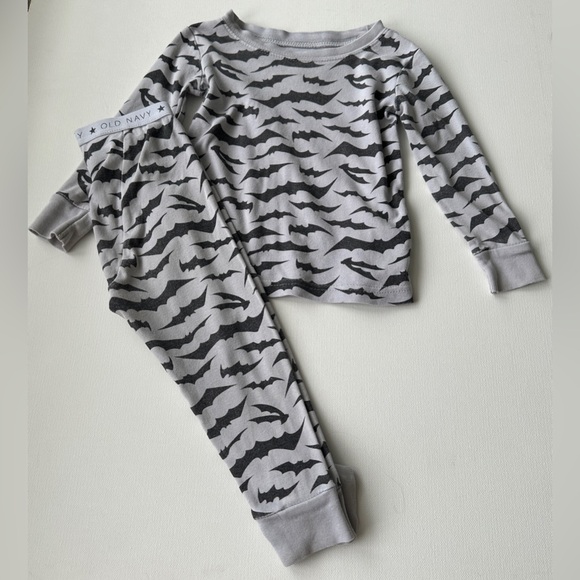 Old Navy unisex print pijama set bat Halloween pattern for toddler. Size 2T. - Picture 3 of 8